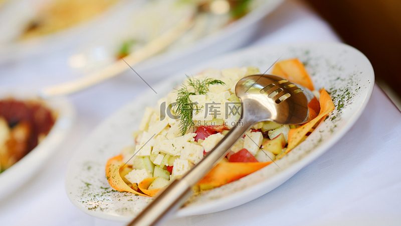 小标题：厨房台面乱象：调味瓶的烦恼